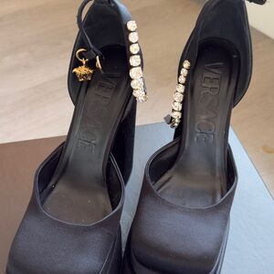 Versace platform heels
Color- black
Size 37.5